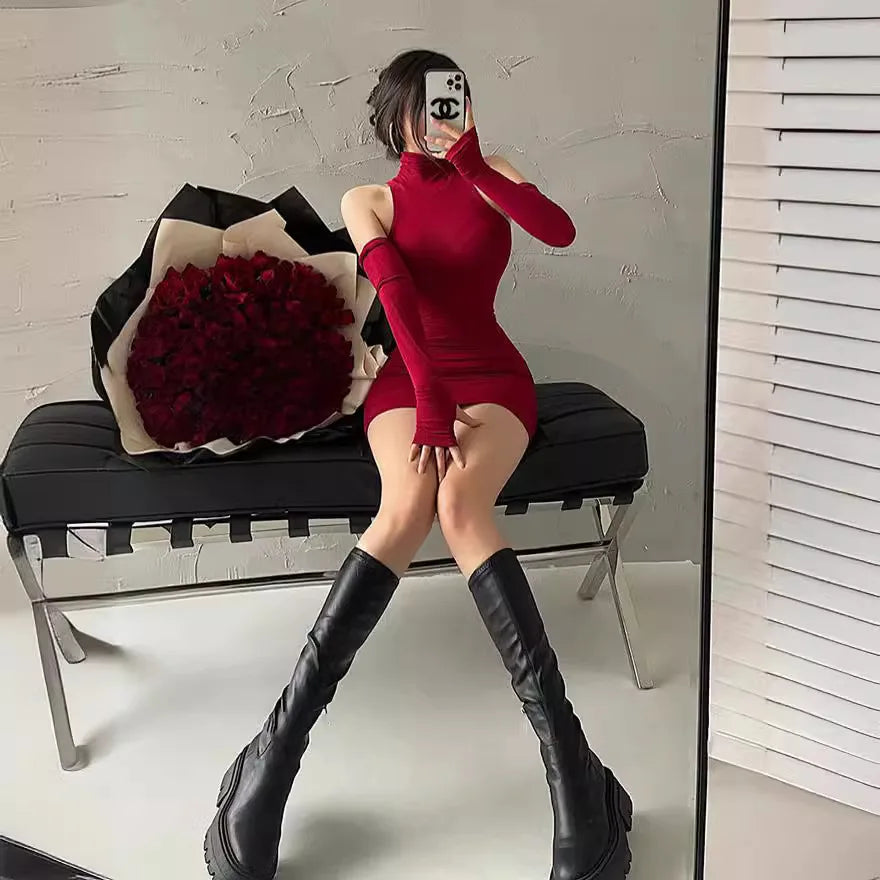 Vestido Mini Vermelho Gola Alta com Ombros Vazados