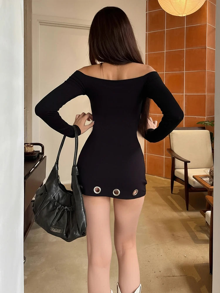 Vestido Curto Preto Ombro a Ombro com Recortes Modernos