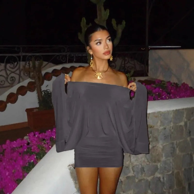 Vestido Curto Ombro a Ombro com Manga Ampla Fluida